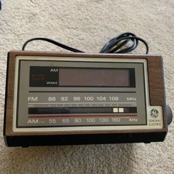 General Electric Model No. 7-4601A Clock Radio *Tested* - Picture 2 of 9